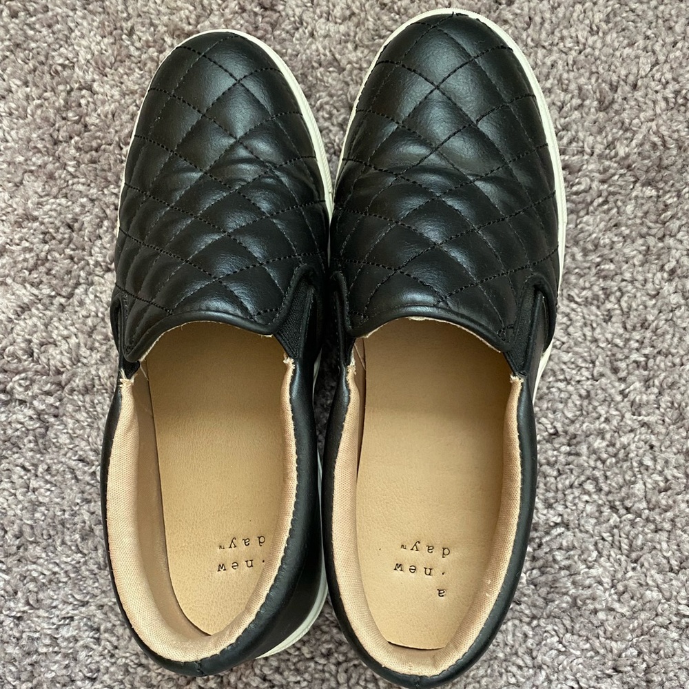 A New Day slide-ons. Size 6. Only worn once. Need to be broken in.